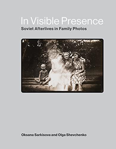 The book cover of In Visible Presence Soviet Afterlives in Family Photos